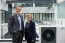 Weil jedes Kind ein warmes Zuhause braucht. Barbara Gruner, Vorständin SOS-Kinderdörfer weltweit, und Dr.-Ing. Norbert Schiedeck, Vaillant Group CEO, bekräftigen die gemeinsame Kooperation zum zehnjähri-gen Jubiläum der Partnerschaft. Seit 2013 unterstützt das Familienunternehmen die Kinderrechtsorganisation in über 20 Ländern. Mit moderner, energiesparender Heiztechnik und kreativen, sozialen Projekten. 