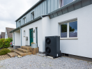 Pressebild: Wärmepumpe aroTHERM plus vor Bestandsimmobilie